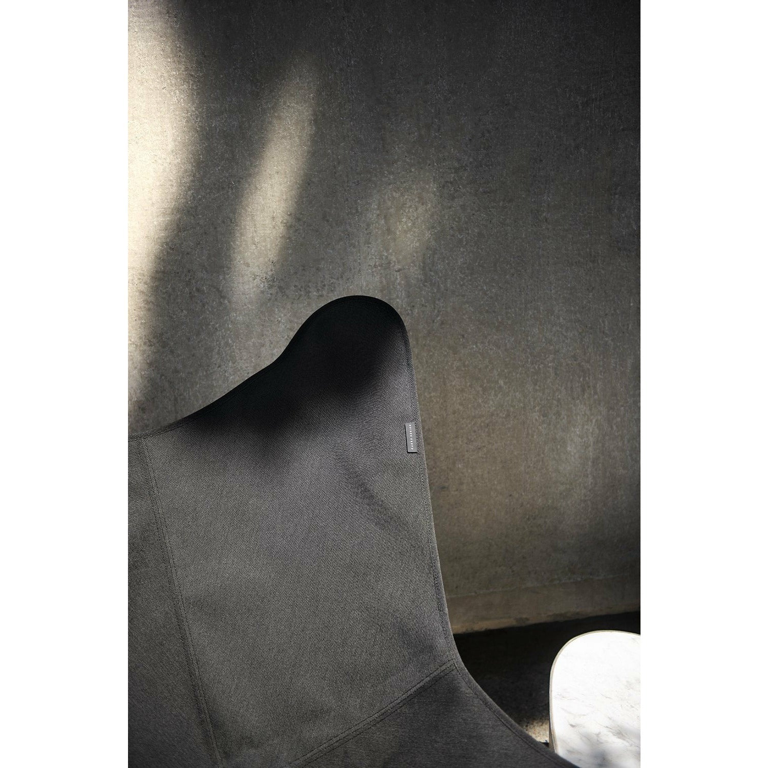 Cuero Sunshine Mariposa蝴蝶椅，木炭Piqué/黑色室外框架