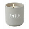 设计字母的蜡烛微笑小，凉爽的灰色