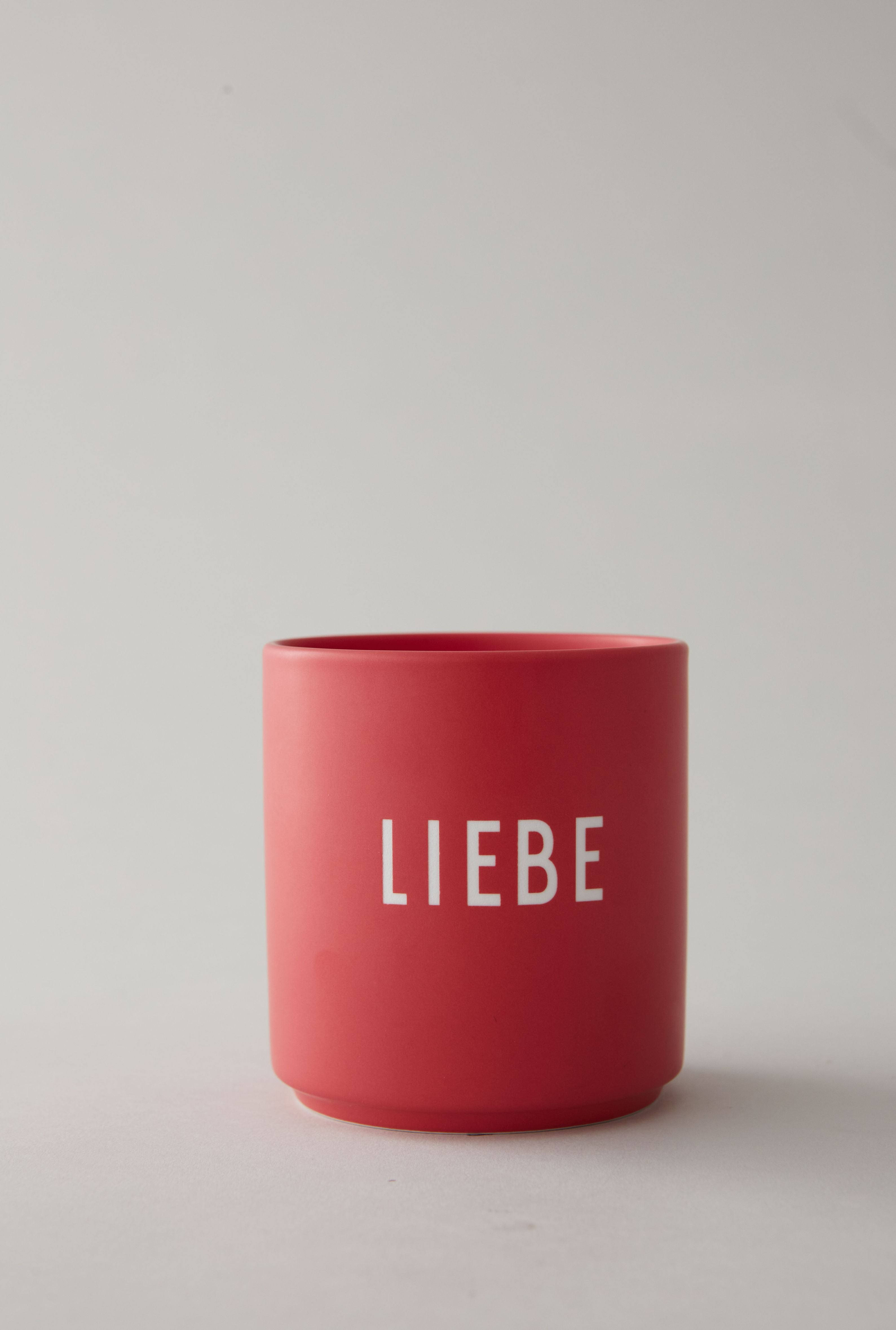 La tazza preferita della lettera di design è amore, rosa sbiadita