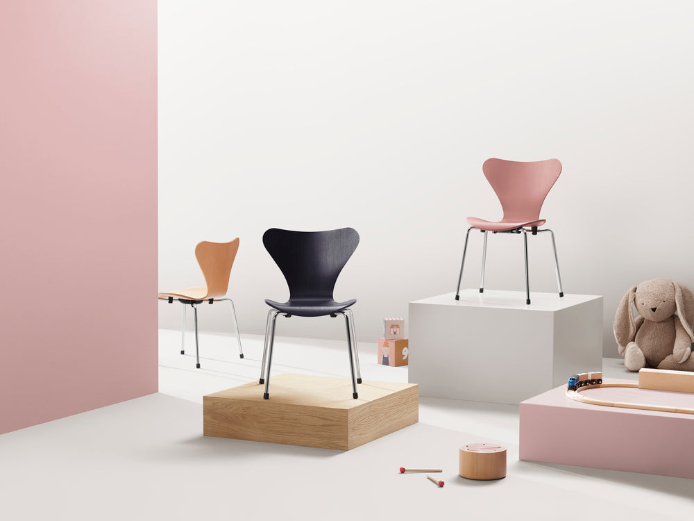 Fritz Hansen 3177 Children's Series 7 Chair, color ceniza de chapa/rosa salvaje