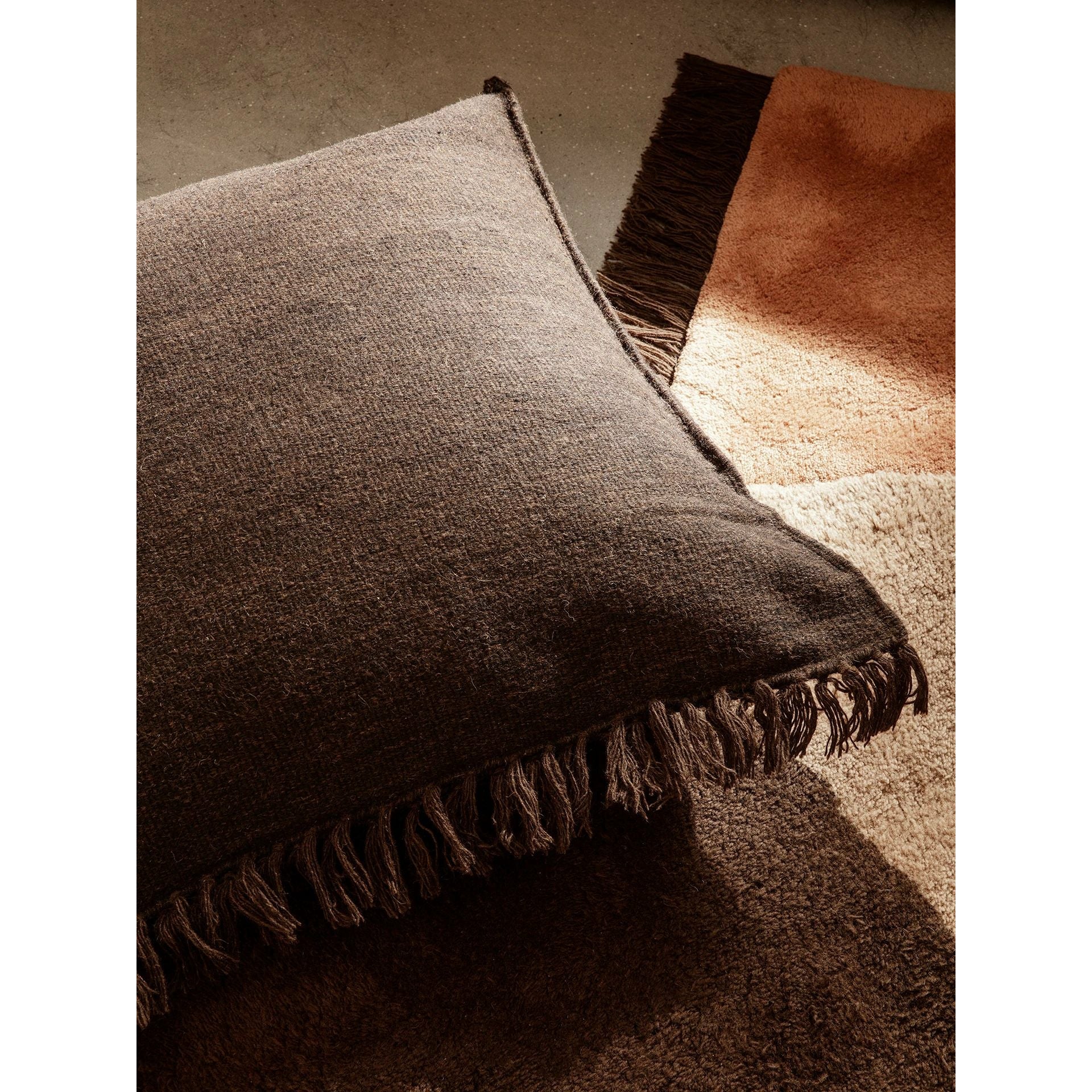 Ferm Living Kelim Fringe Cushion grande y oscuro Melange