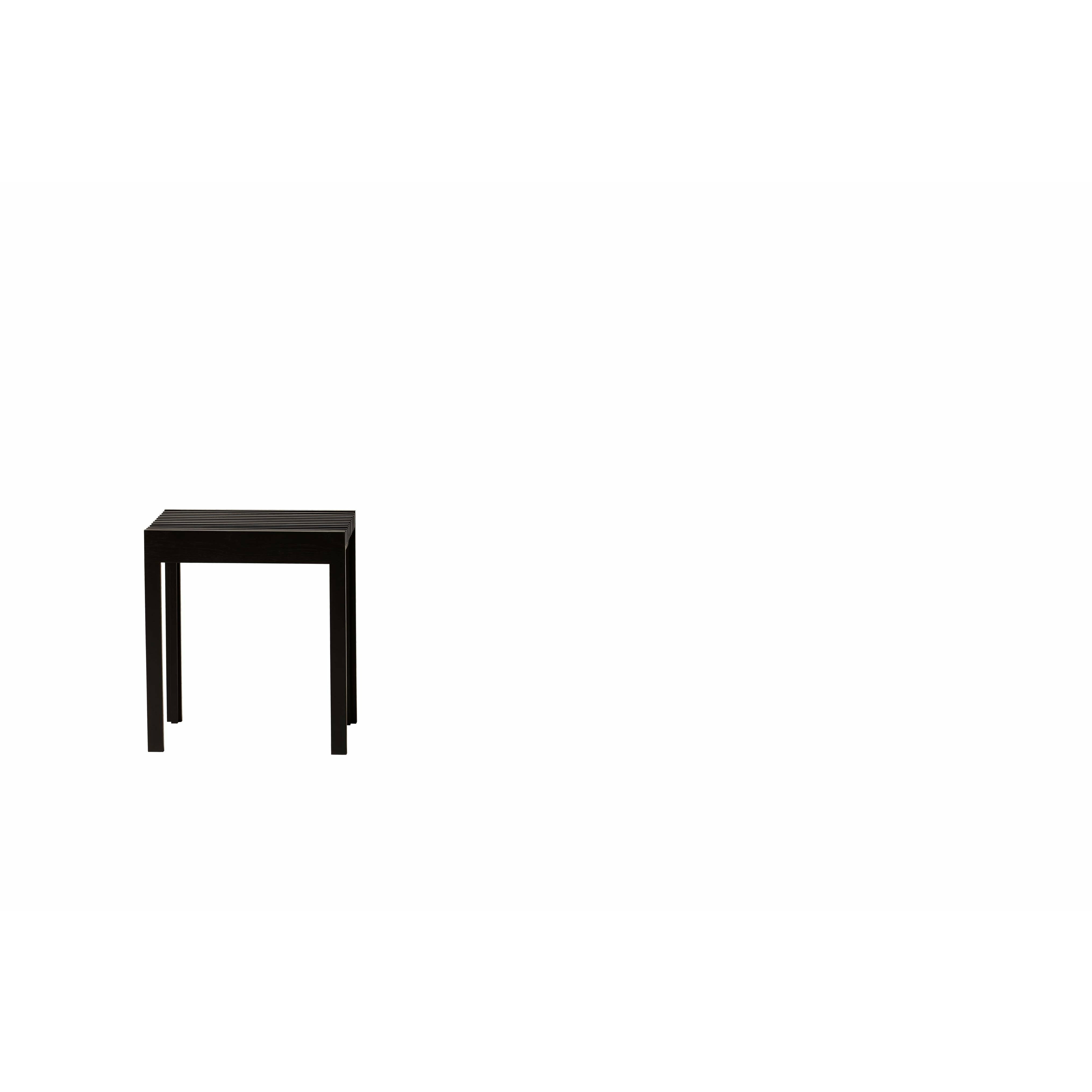 形式和精炼轻便的凳子。黑色染色的橡木