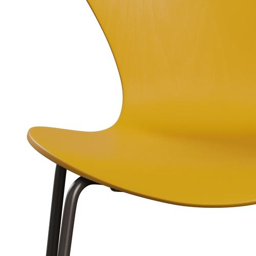 Fritz Hansen 3107 Stuhl ungepolstert, Braunbronze/gefärbte Esche True Yellow