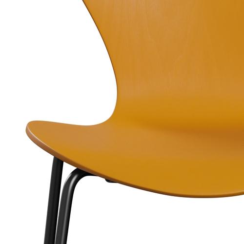 Fritz Hansen 3107 Stuhl ungepolstert, Schwarz/gefärbte Esche gebranntes Gelb