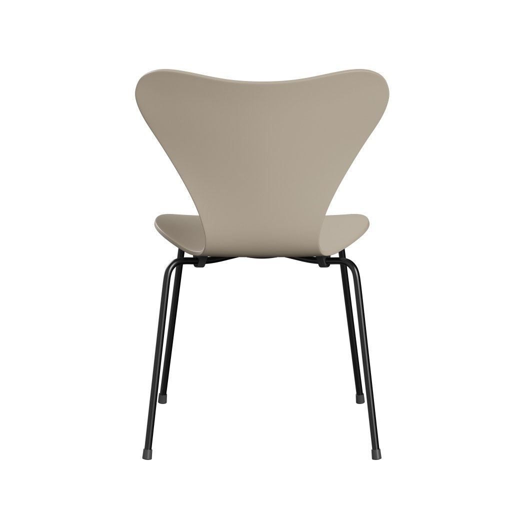 Fritz Hansen 3107 tuoli verhoiluttomana, mustan/lakattu kevyt beige