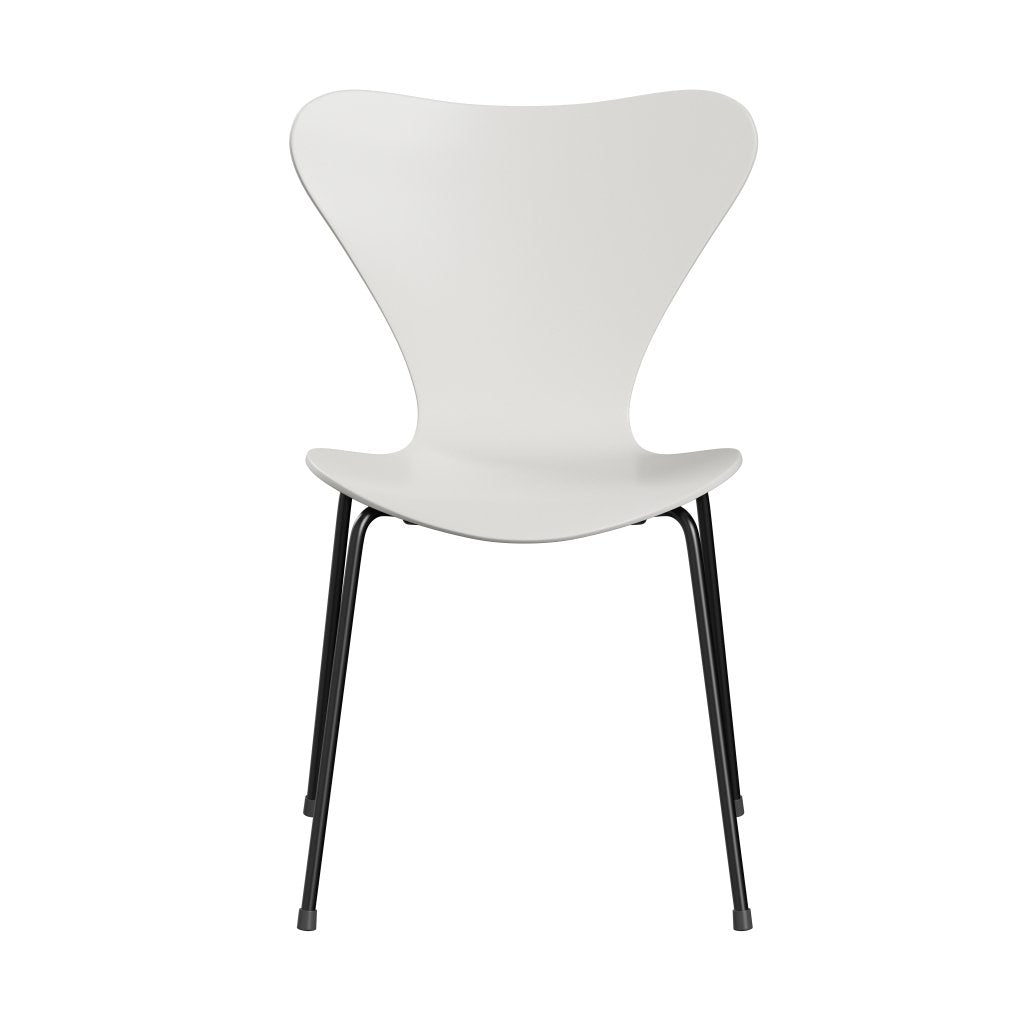 Fritz Hansen 3107 Silla sin supervolotear, negro/lacado blanco