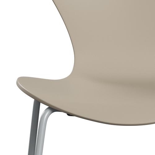 Fritz Hansen 3107 Stol ojämnt, silvergrå/lackerad ljus beige