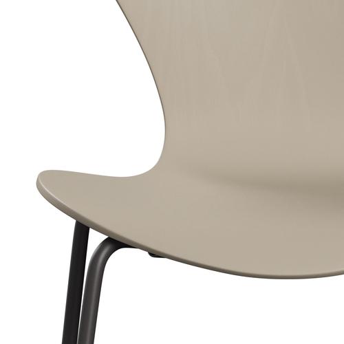 Fritz Hansen 3107 stoel niet -gestoffeerd, warm grafiet/geverfd aslicht beige