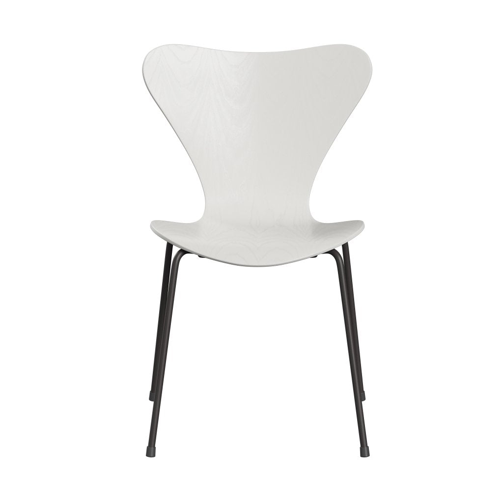 Fritz Hansen 3107 Stuhl ungepolstert, Warmes Graphit/Eschenweiß gefärbt