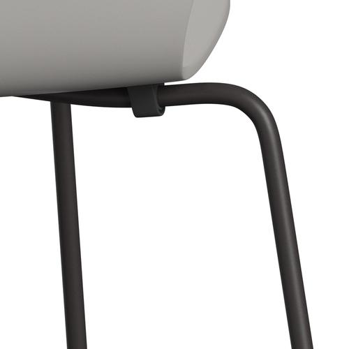 Fritz Hansen 3107 Silla sin supervolotear, Grafito cálido/lacado nueve gris