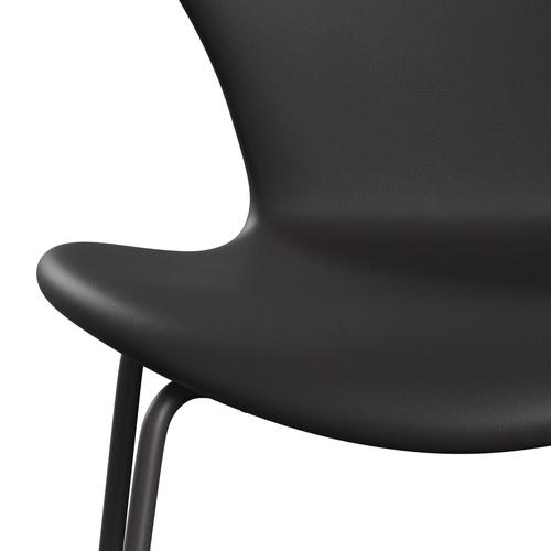 Fritz Hansen 3107 Stuhl Vollpolsterung, Warmes Graphit/Schwarzbraun