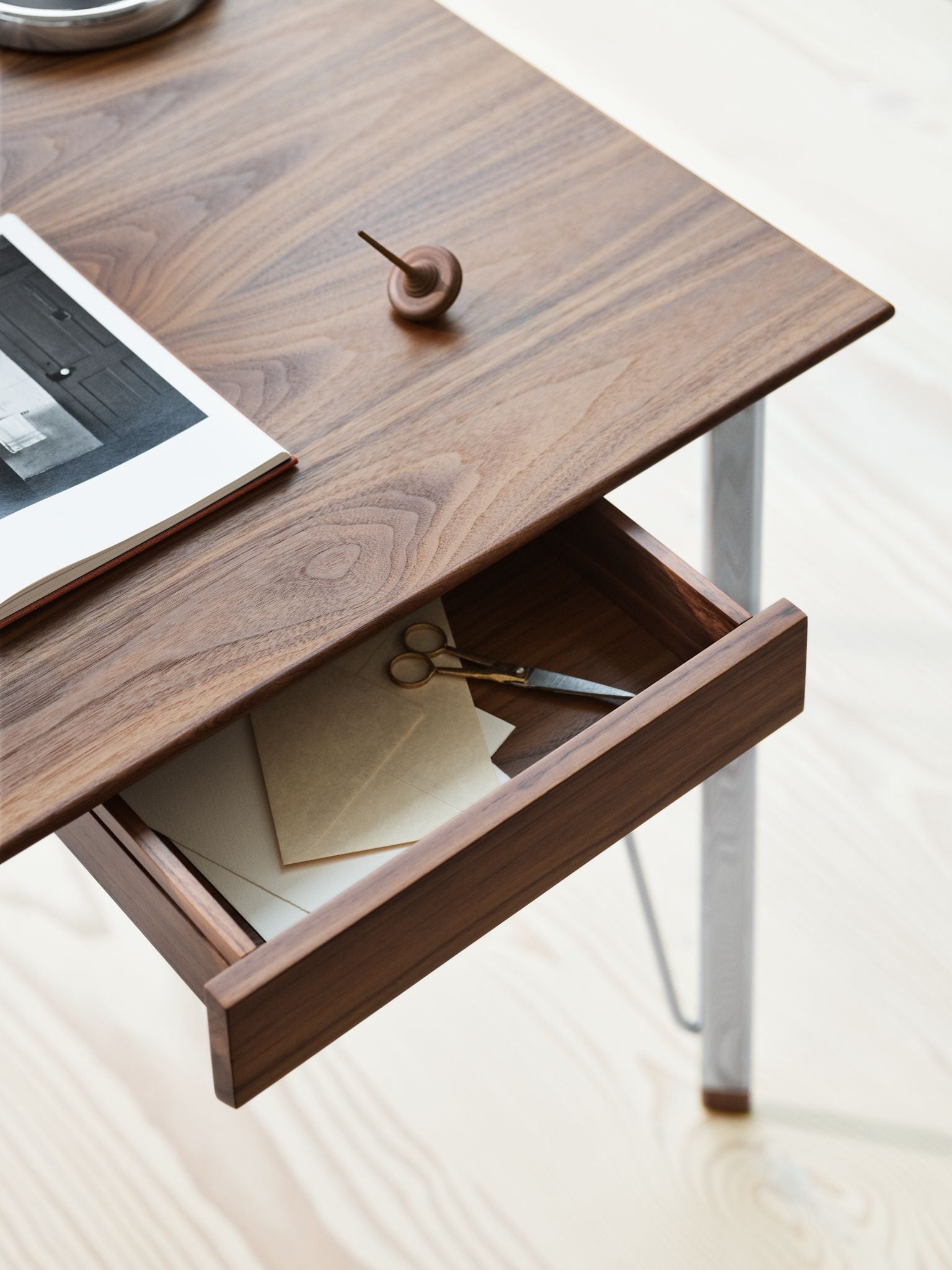 Fritz Hansen FH3605 Desk med låda, krom/valnöt lackerad