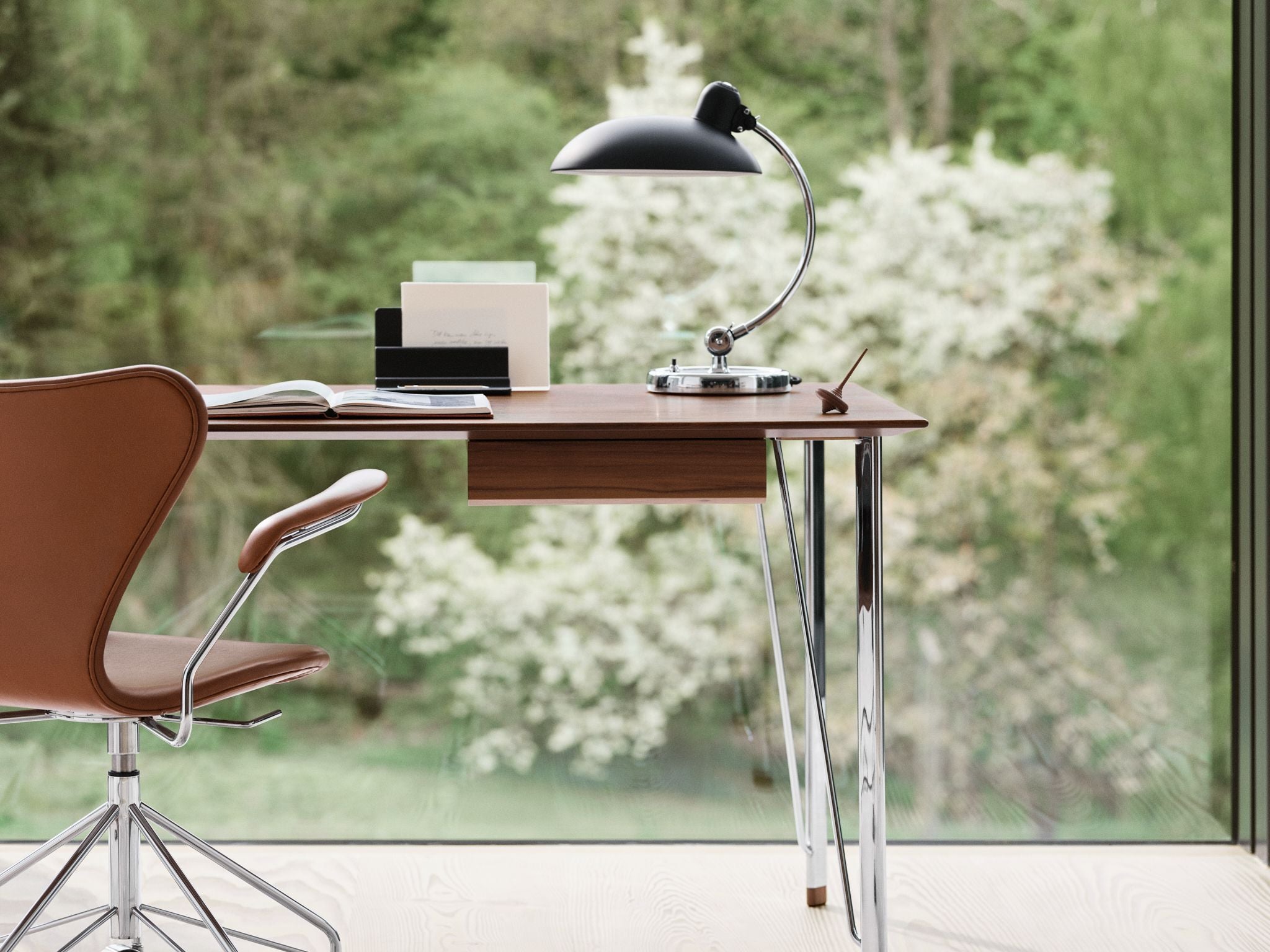 Fritz Hansen FH3605 Desk med låda, krom/valnöt lackerad