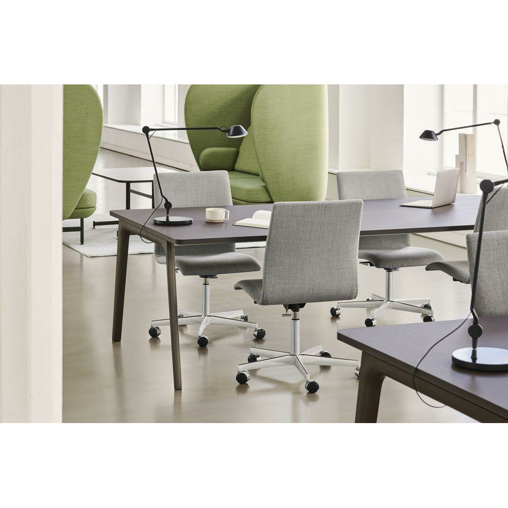 Fritz Hansen Oxford 3191 W stoel vijf gewapende basis met Castors Satin Bushed Aluminium/Sonar, Light Blue