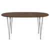 Fritz Hansen Superellipse -ruokapöydän harmaa jauhemaalattu/pähkinäviilu pähkinäpöydän reunalla, 150x100 cm