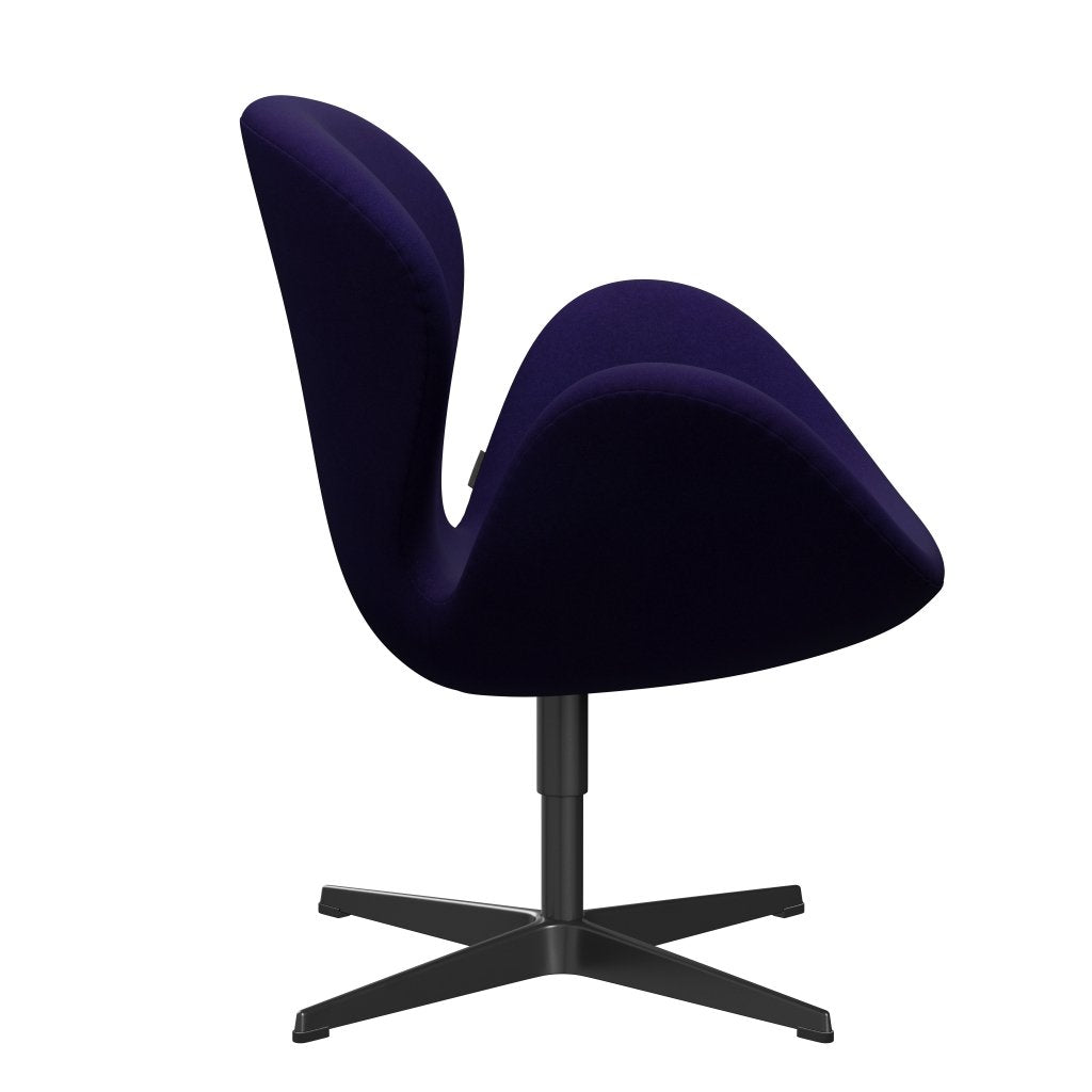 Fritz Hansen Swan Lounge -tuoli, musta lakattu/Divina Violet Dark (692)