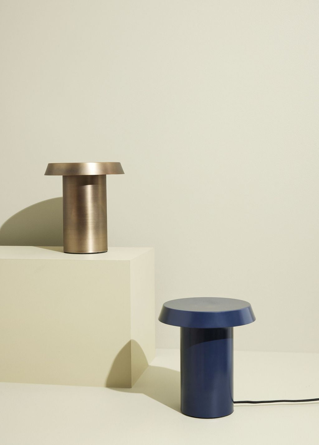 Lámpara de mesa aguda de Hübsch, azul oscuro