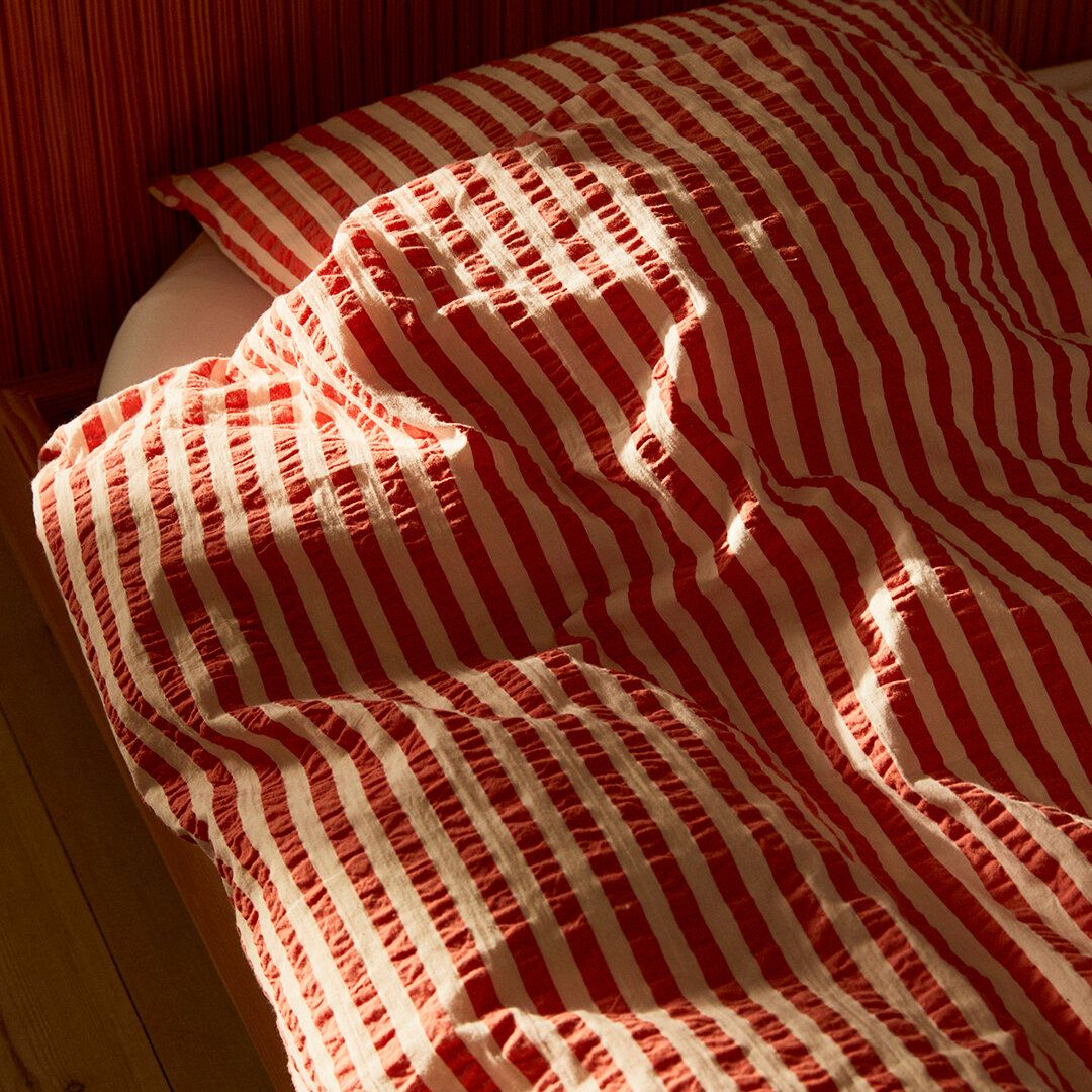 Juna Bæk & Bølge linjer sängkläder 140x220 cm, chili/björk