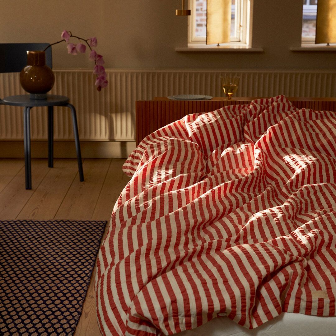 Juna Bæk & Bølge linjer sängkläder 140x220 cm, chili/björk