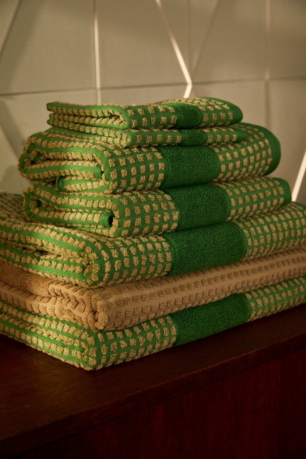 JUNA Kontroller håndklæde 70 x140 cm, grøn/beige