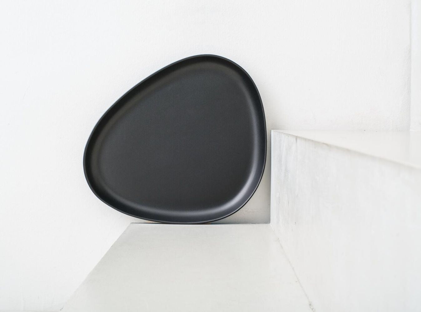 Lind Dna Curve Earthenware Serving Plate, Black