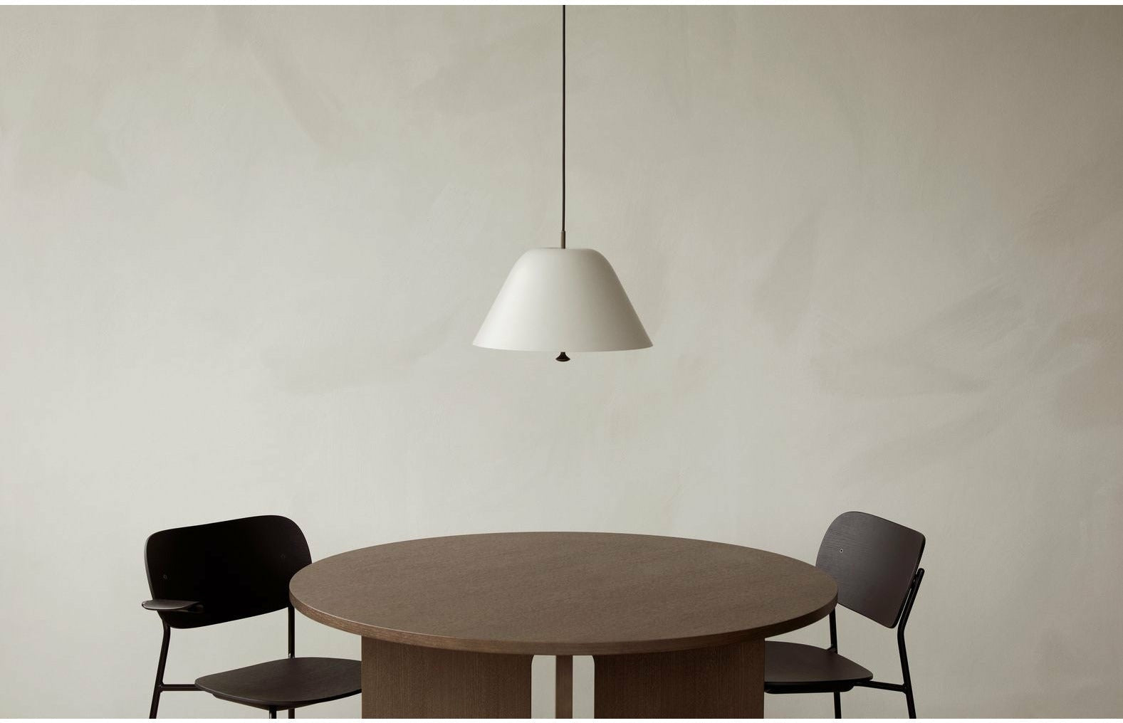 奥多·哥本哈根公司的食品椅和扶手深色染色橡木，黑色