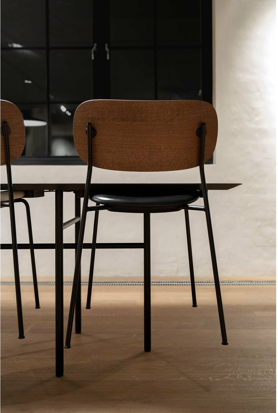Audo Copenhagen CO -voedselstoel met armleuning donker bevlekt eik, zwart