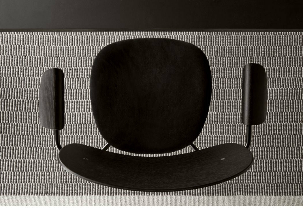Audo Copenhagen CO -voedselstoel met armleuning donker bevlekt eik, zwart