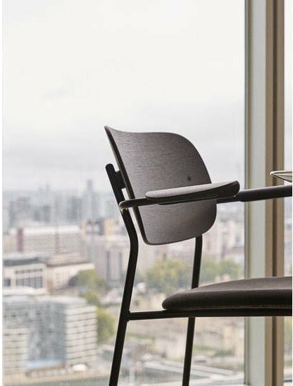 奥多·哥本哈根公司的食品椅和扶手深色染色橡木，黑色