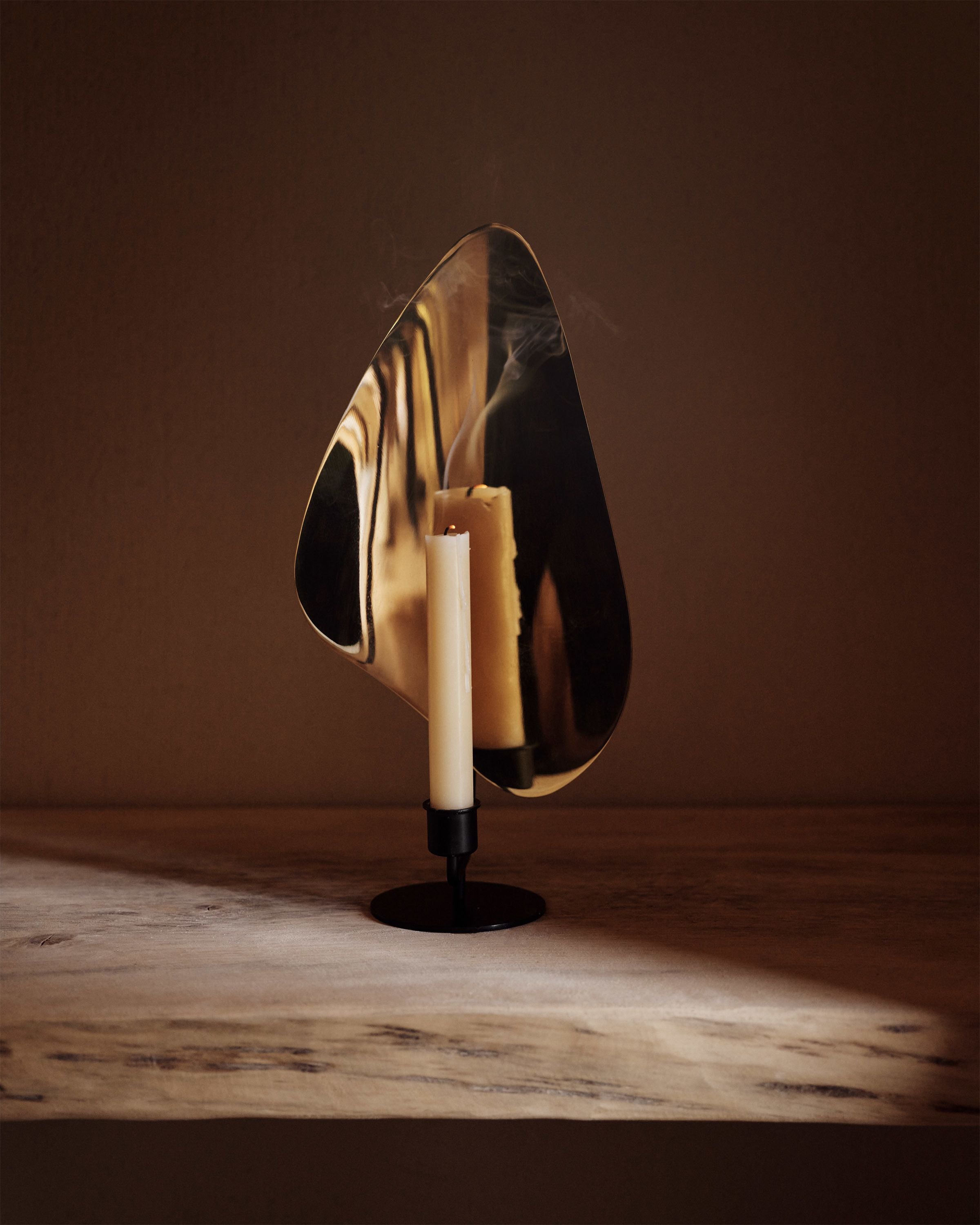 Audo Copenhagen Flambeau -tafel kandelaar 34 cm, gebronsd messing/grijs