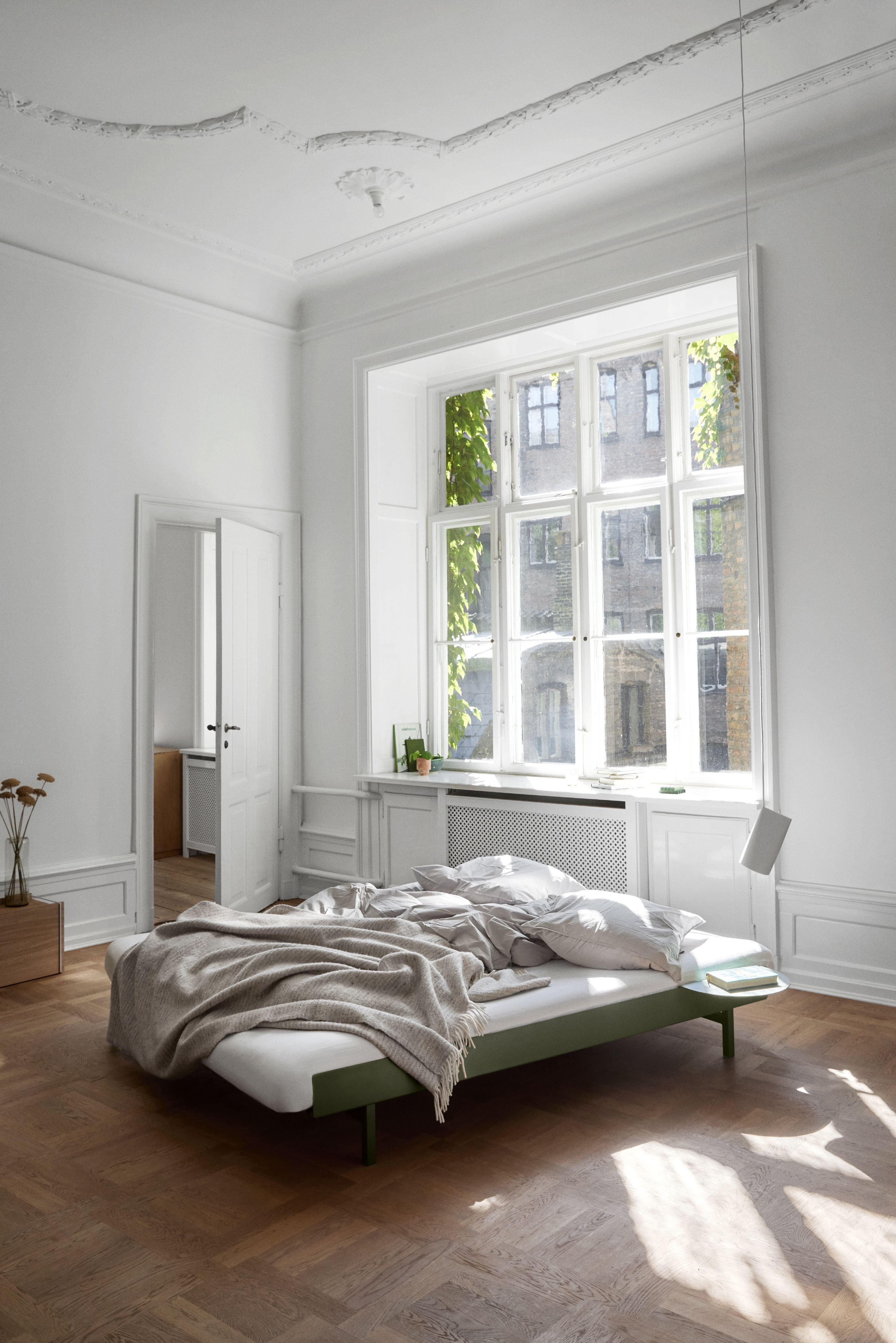 Moebe Säng med 1 sängbord 90 180 cm, tallgrön