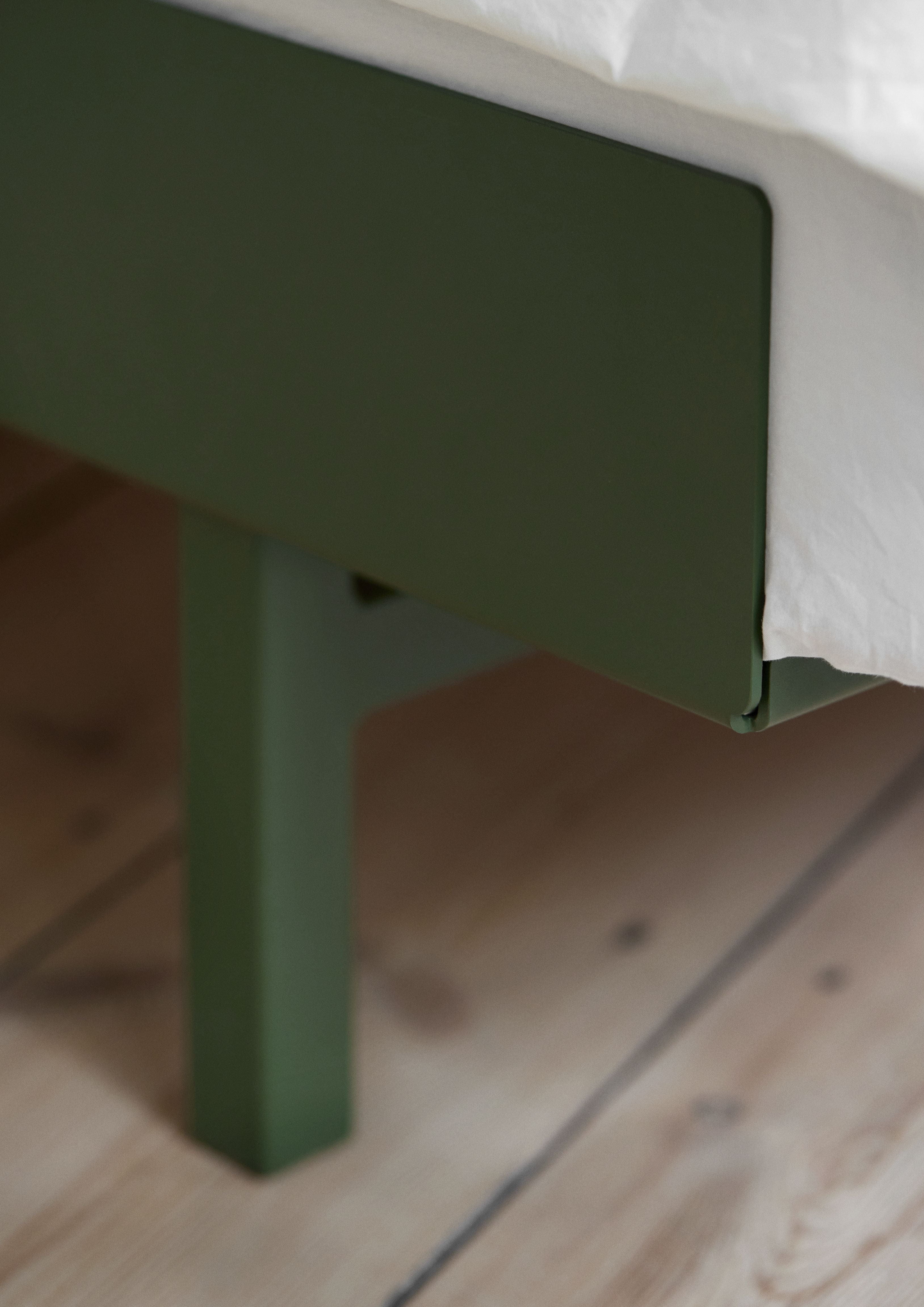 Moebe Lit avec 1 table de chevet 90 cm, vert pin