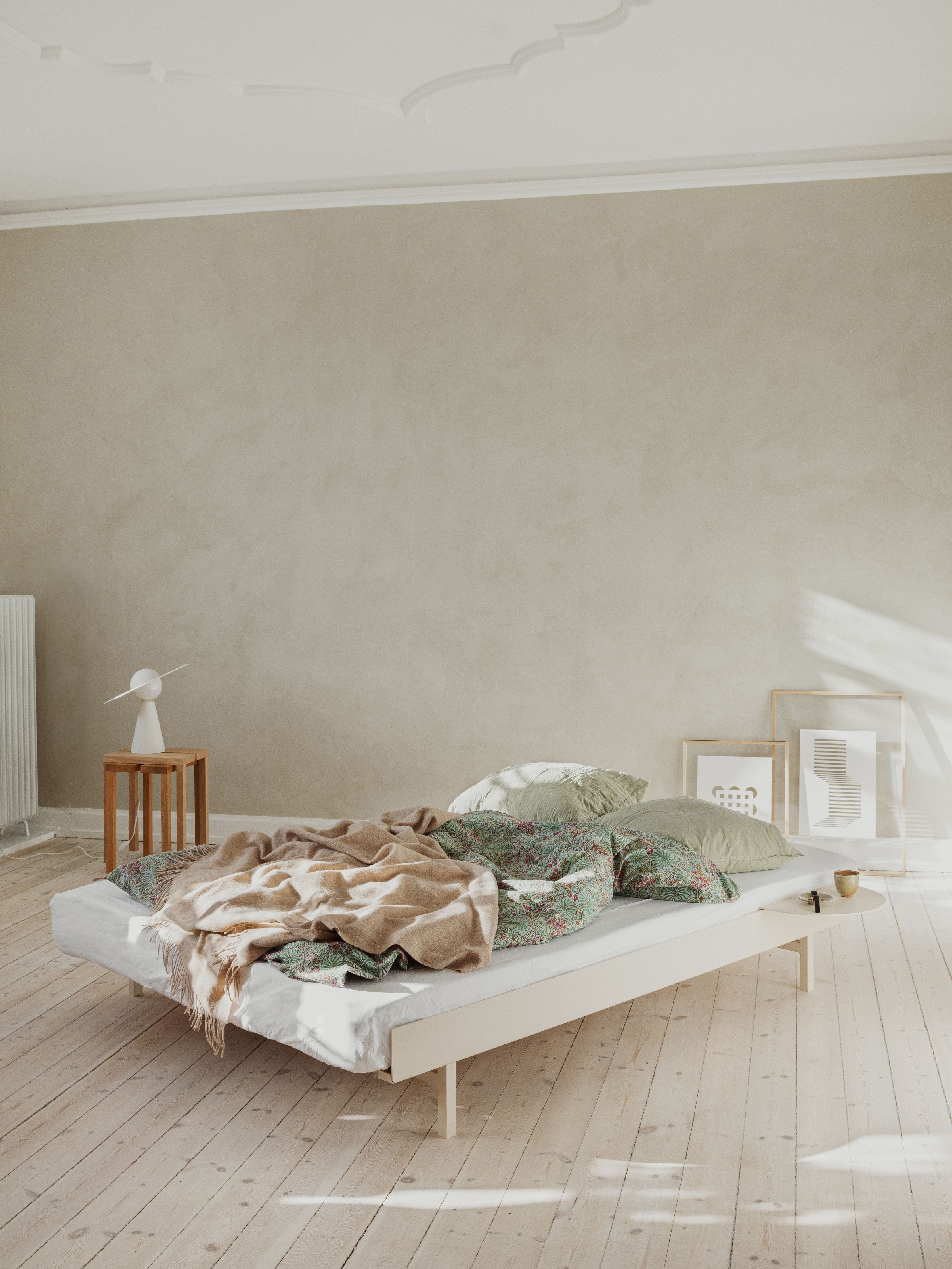 Moebe Säng med lameller och 2 sängbord 140 cm, sand