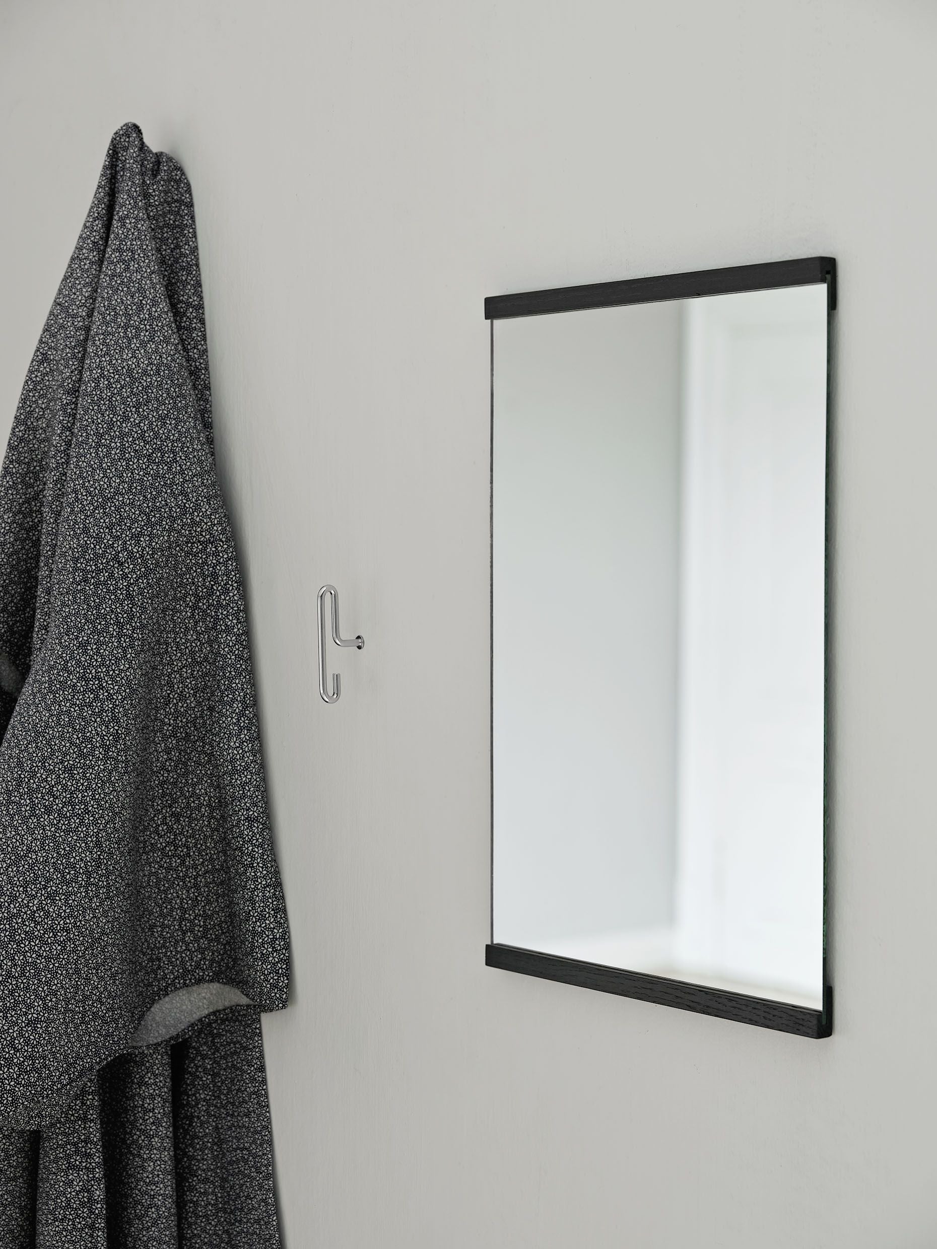 Moebe Rektangulær væg spejl 101,8x70 cm, sort