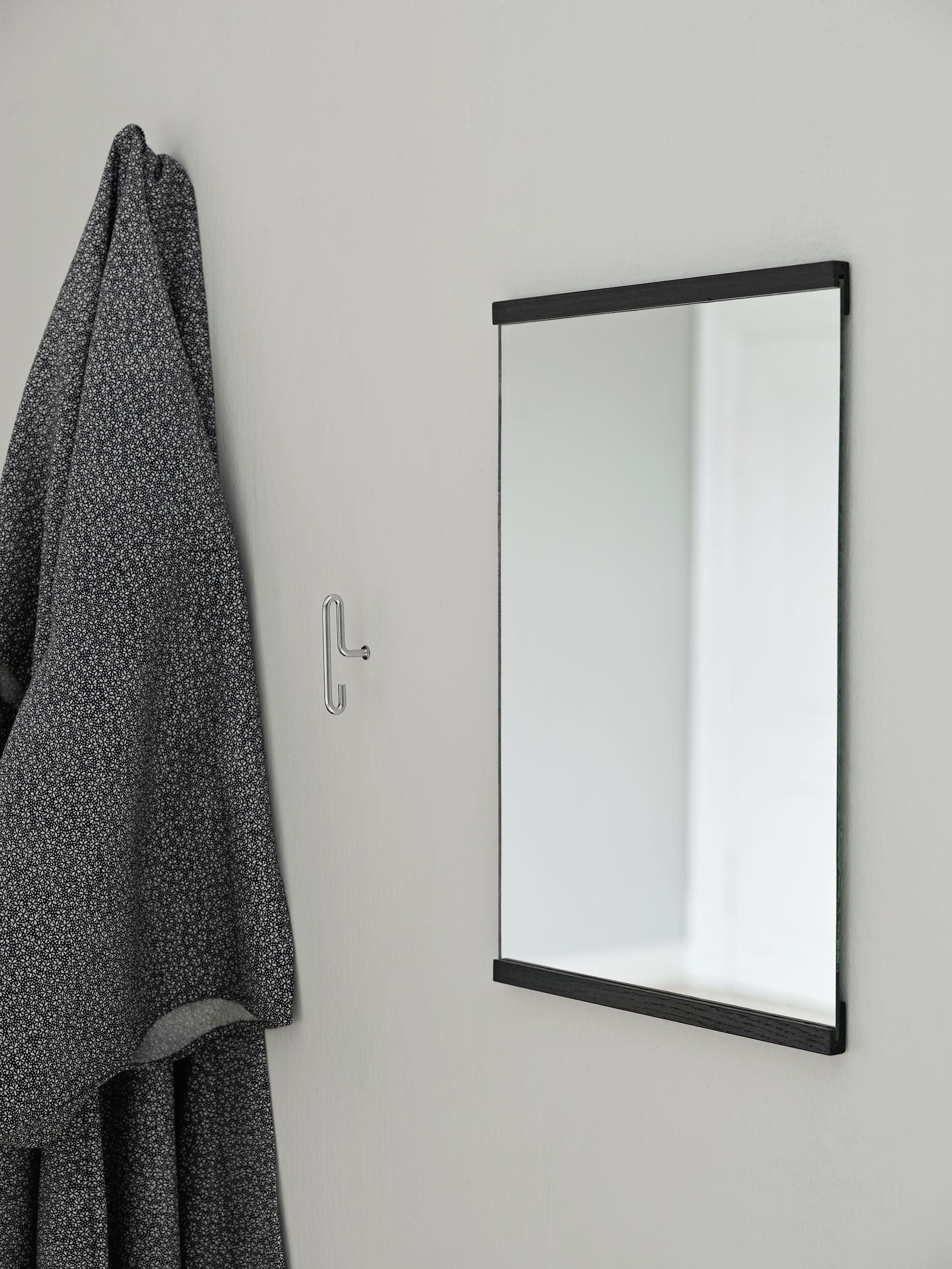 Moebe Rektangulær væg spejl 43,3x30 cm, sort