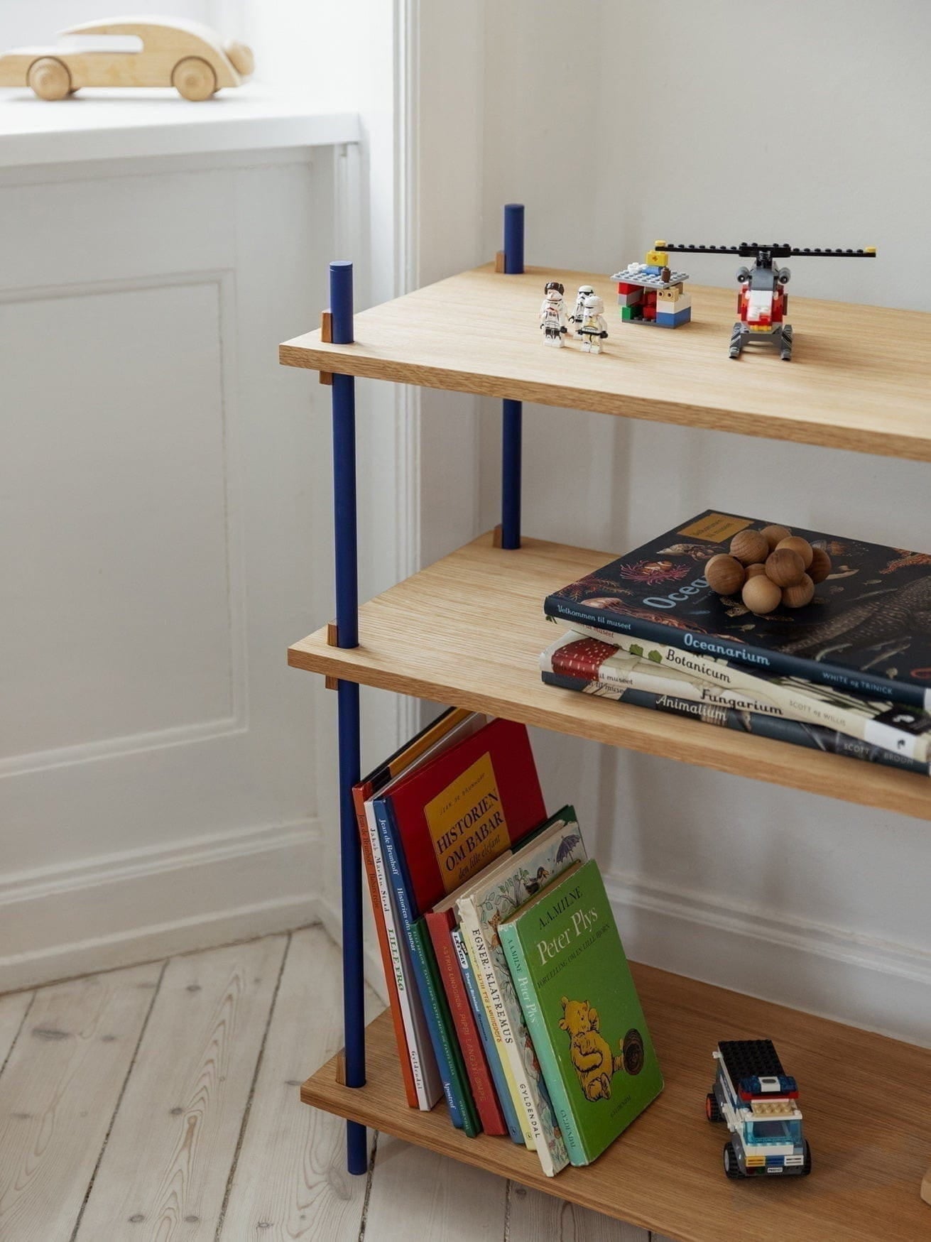 Moebe Shelving System S.255.2.A, Oak/Deep Blue