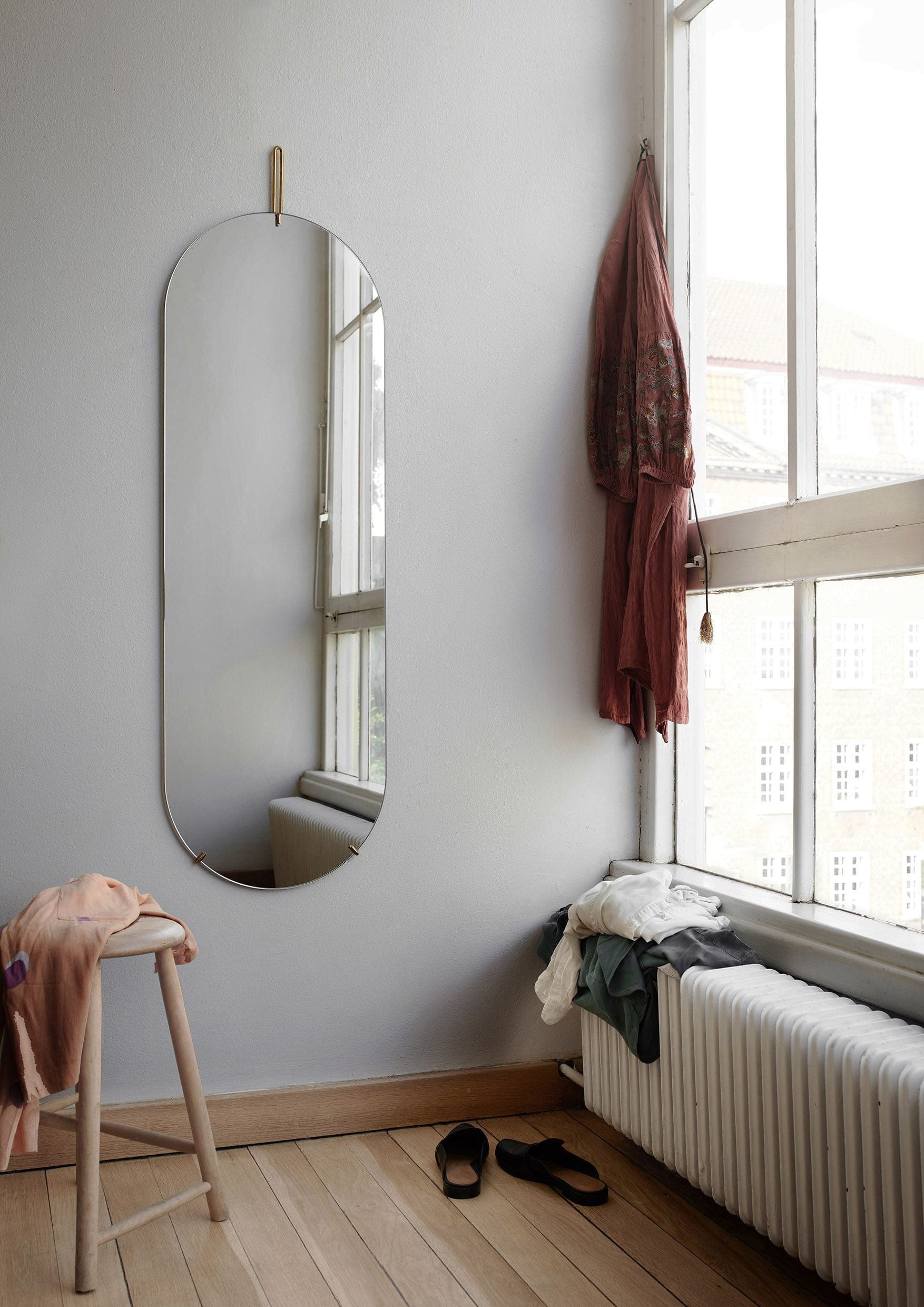 Moebe Wall Mirror 133 cm, messing