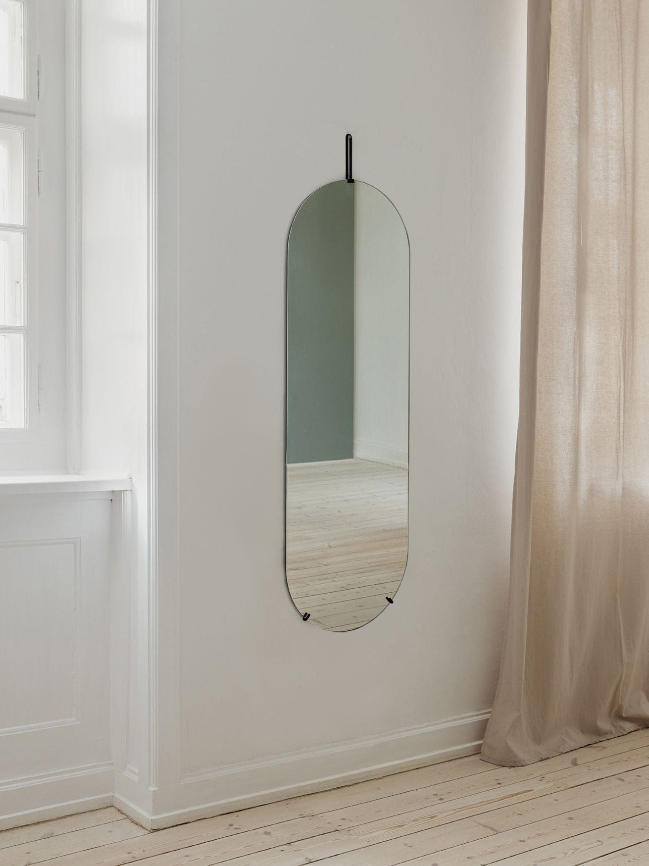 Moebe Væg spejl Ø30 cm, sort