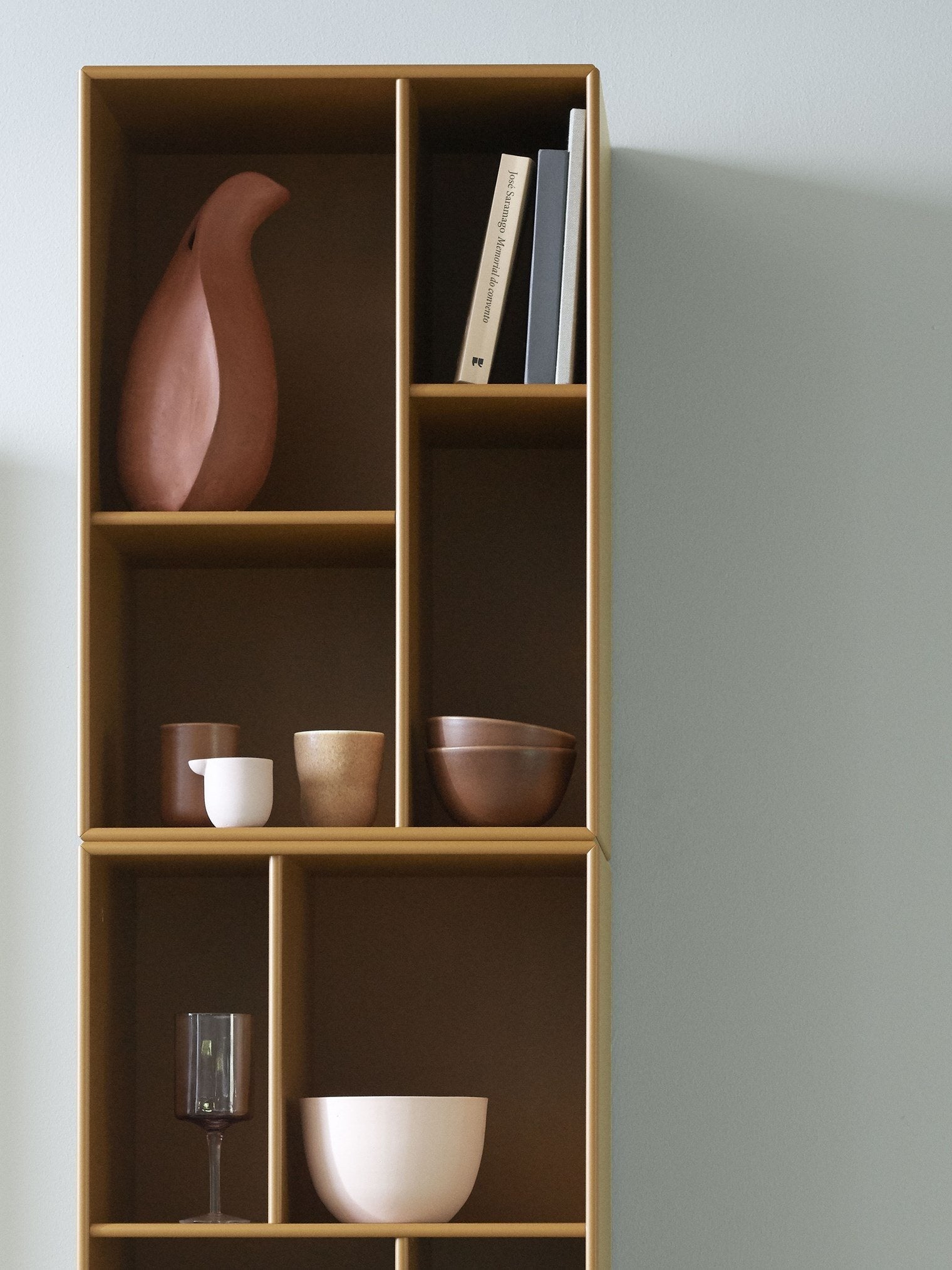Montana weefgetouw hoge boekenkast met 3 cm plint, balsamico bruin