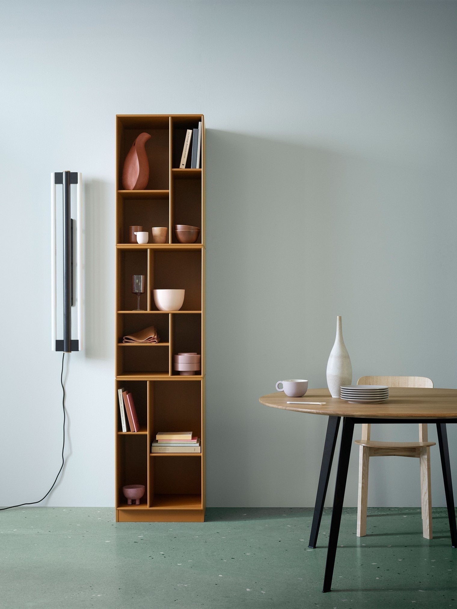 Montana Dreat High Bookshelf met ophangrail, Coffee Brown