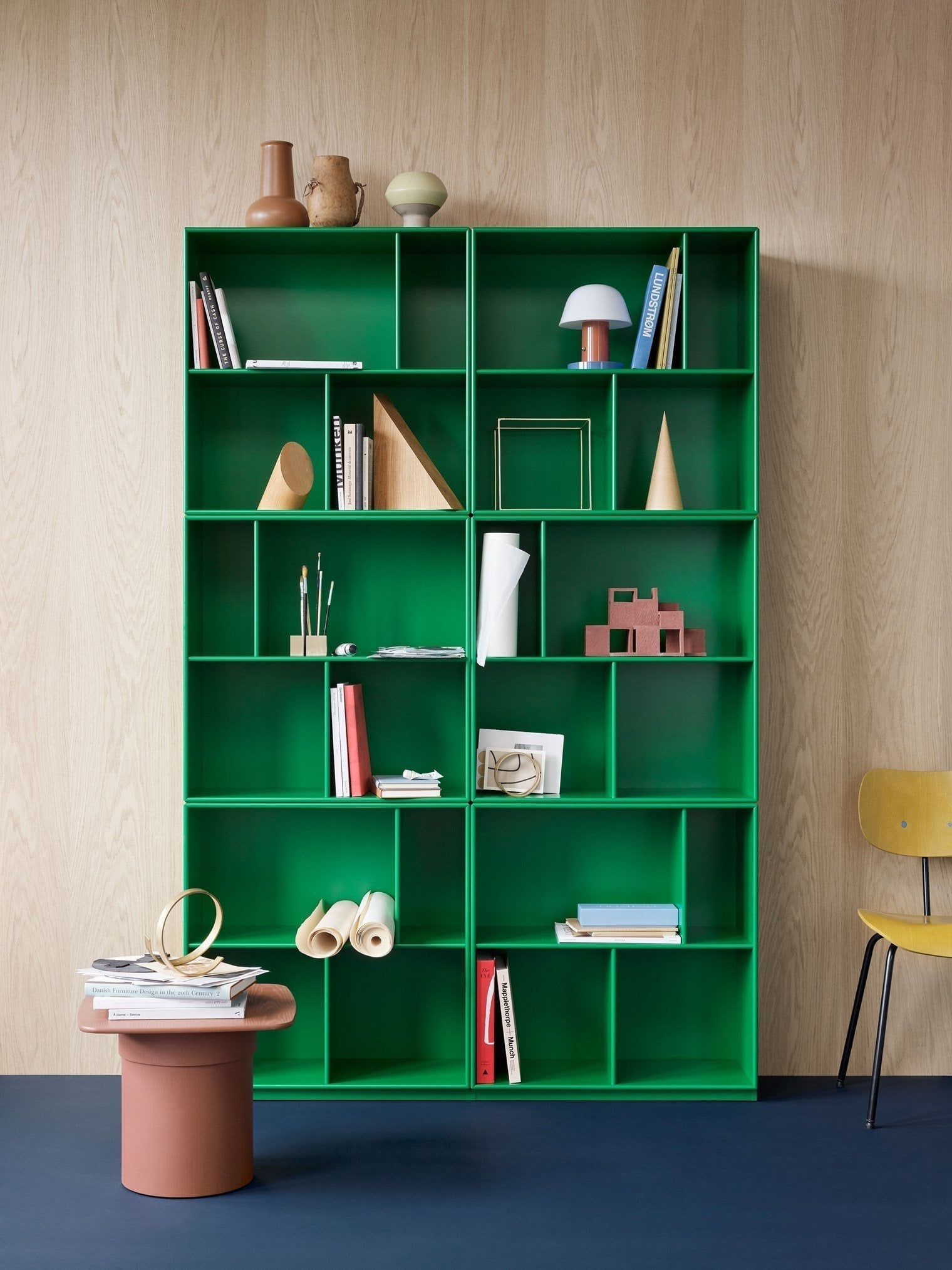 Montana Leggi la spaziosa libreria con plinto da 3 cm, Origano Green