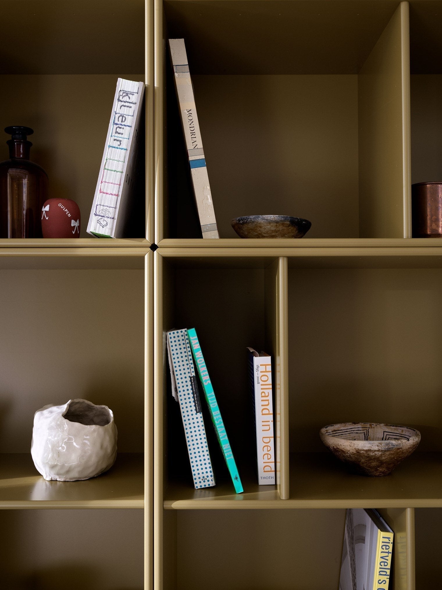 Montana Lire la bibliothèque spacieuse avec du socle de 7 cm, Rhubarbe rouge