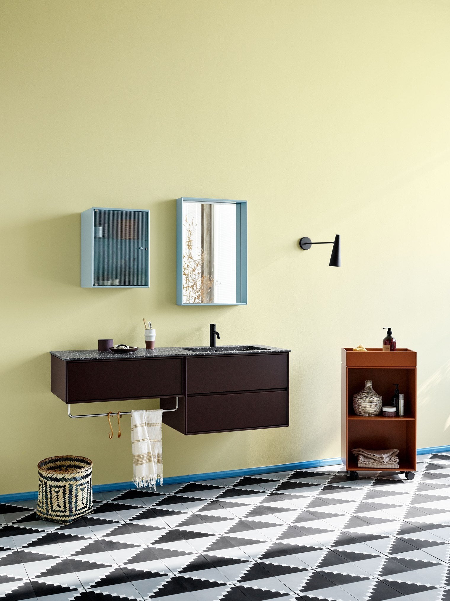 Montana Shelfie Mirror med hyldestamme, Amber Yellow