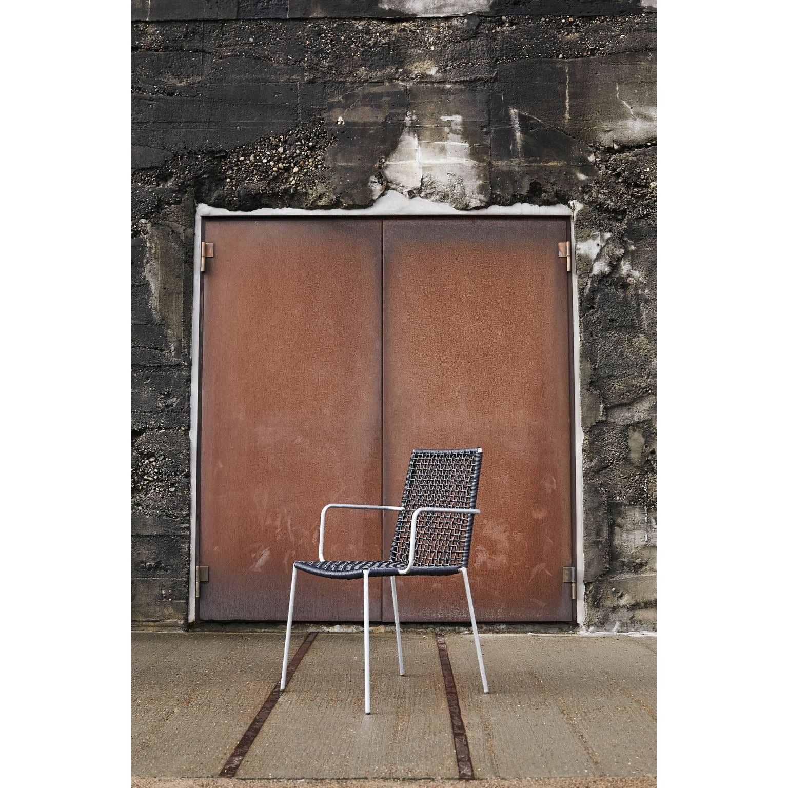 Muubs Riva椅子，黑色和镀锌椅