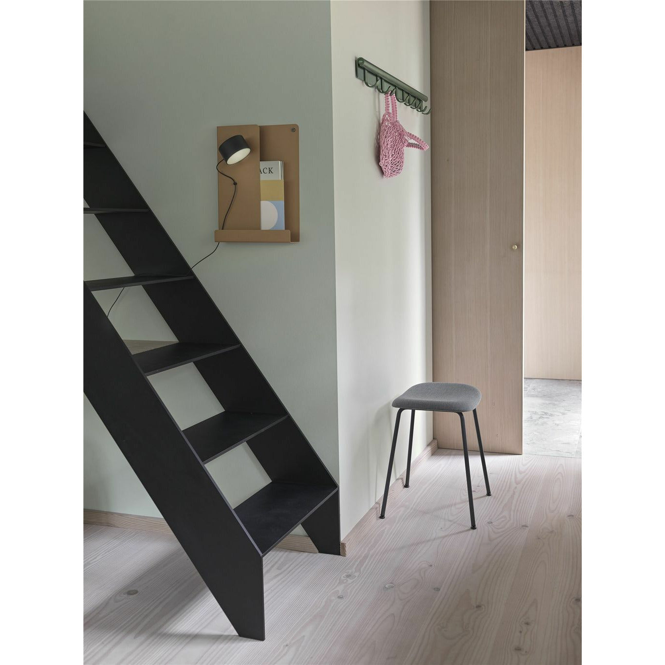 Muuto Coil tøjstativ 100 cm, mørkegrøn