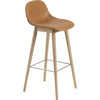 Muuto Chaise de bar en fibre avec des jambes en bois en bois, siège en fibre / cuir, cuir cognac marron