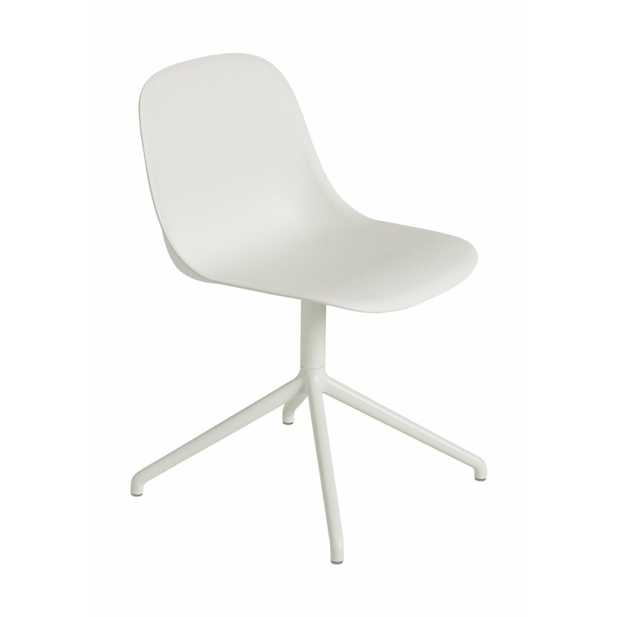 Muuto Kuitupuolen tuoli, joka on valmistettu kierrätetystä muovisesta käännöksestä, luonnollinen valkoinen/valkoinen