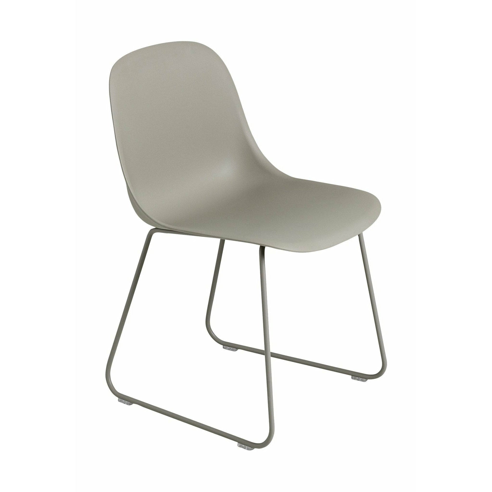 Muuto Kuitupuolen tuoli, joka on valmistettu kierrätetystä muovikelkapohjasta, harmaa/harmaa