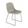 Muuto Fiber Side Chair aus recyceltem Kunststoff mit Kufengestell, grau/grau