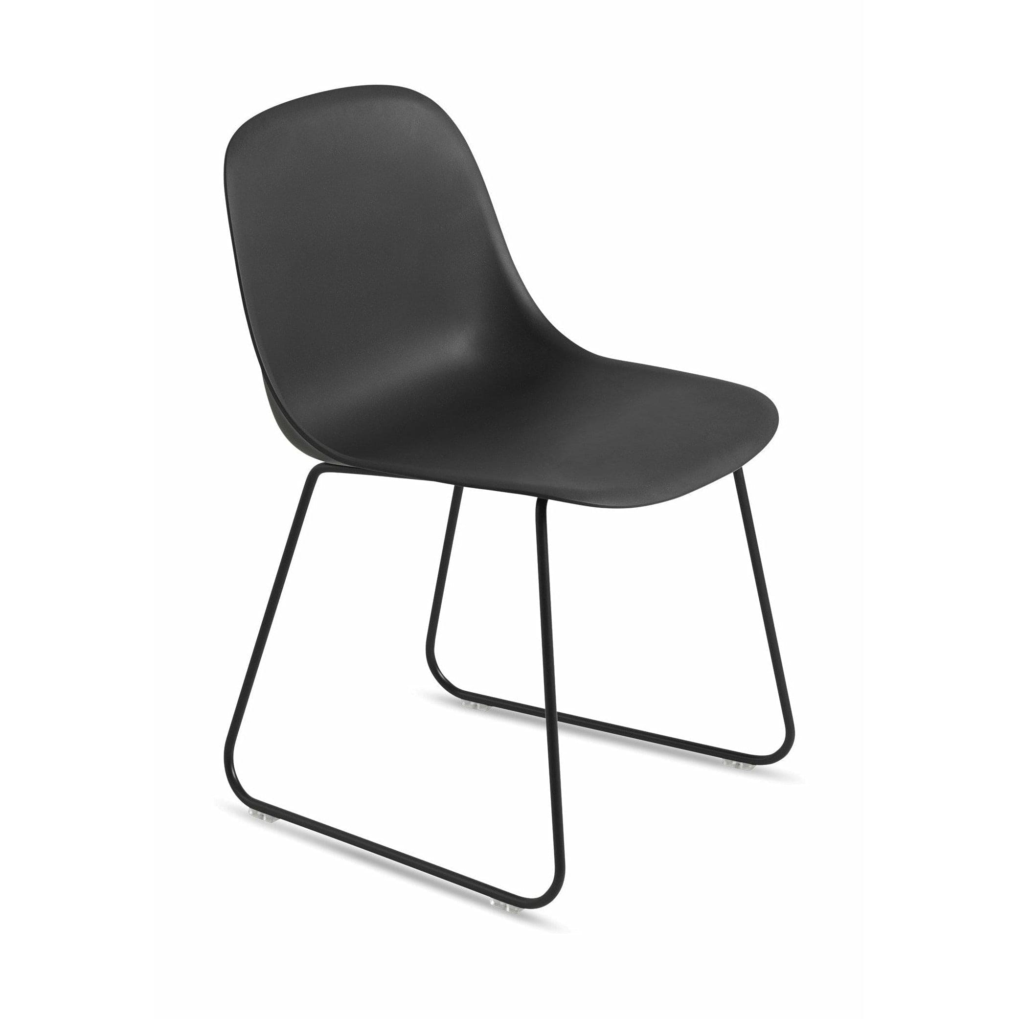 Muuto Kuitupuolen tuoli, joka on valmistettu kierrätetystä muovikelkapohjasta, musta/musta